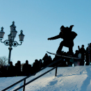 En snowboarder hopper i trappen på Slottsplassen. Foto: Vegard Wivestad Grøtt / NTB scanpix